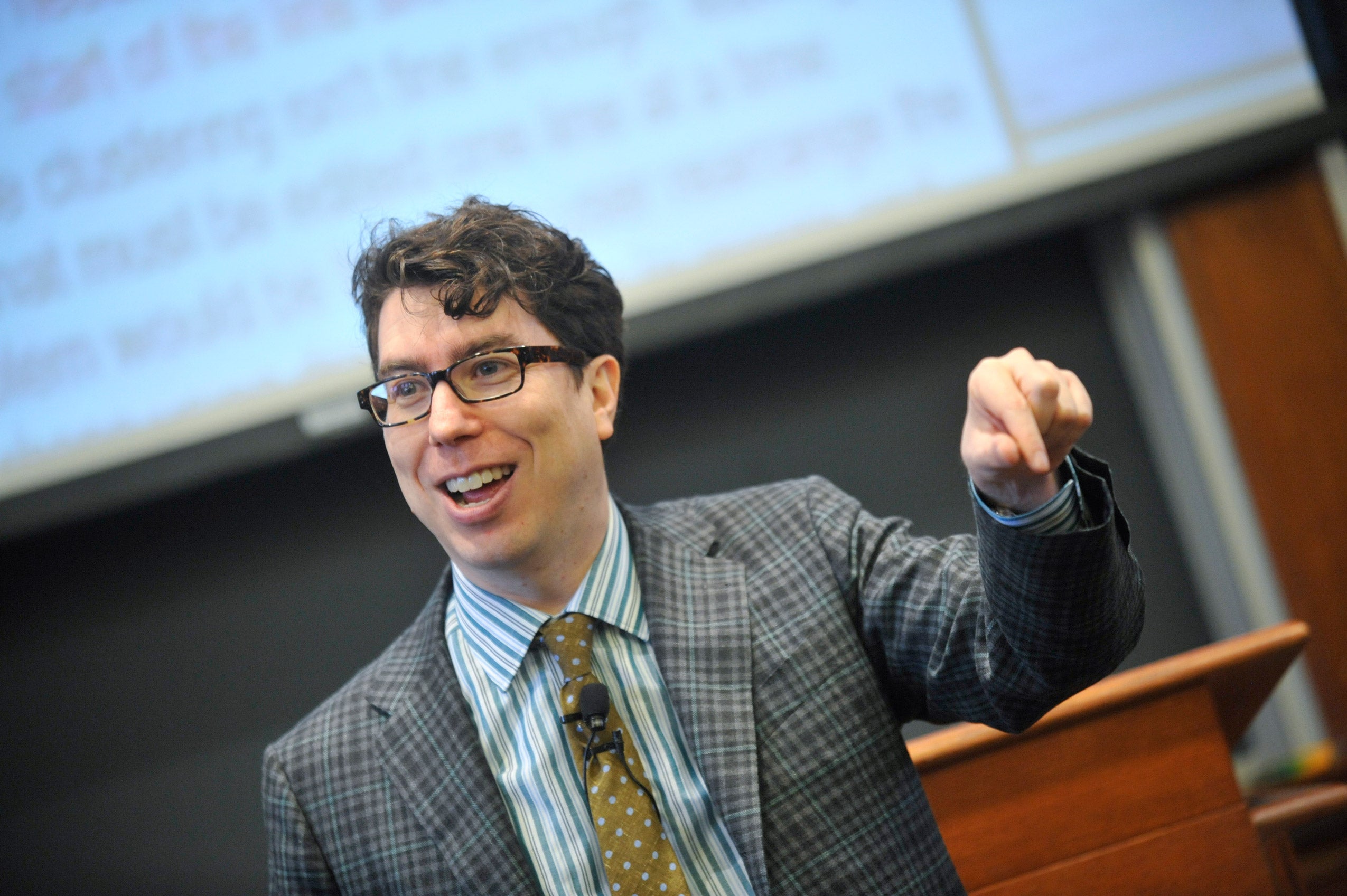 Jonathan Zittrain at the front of a classroom.