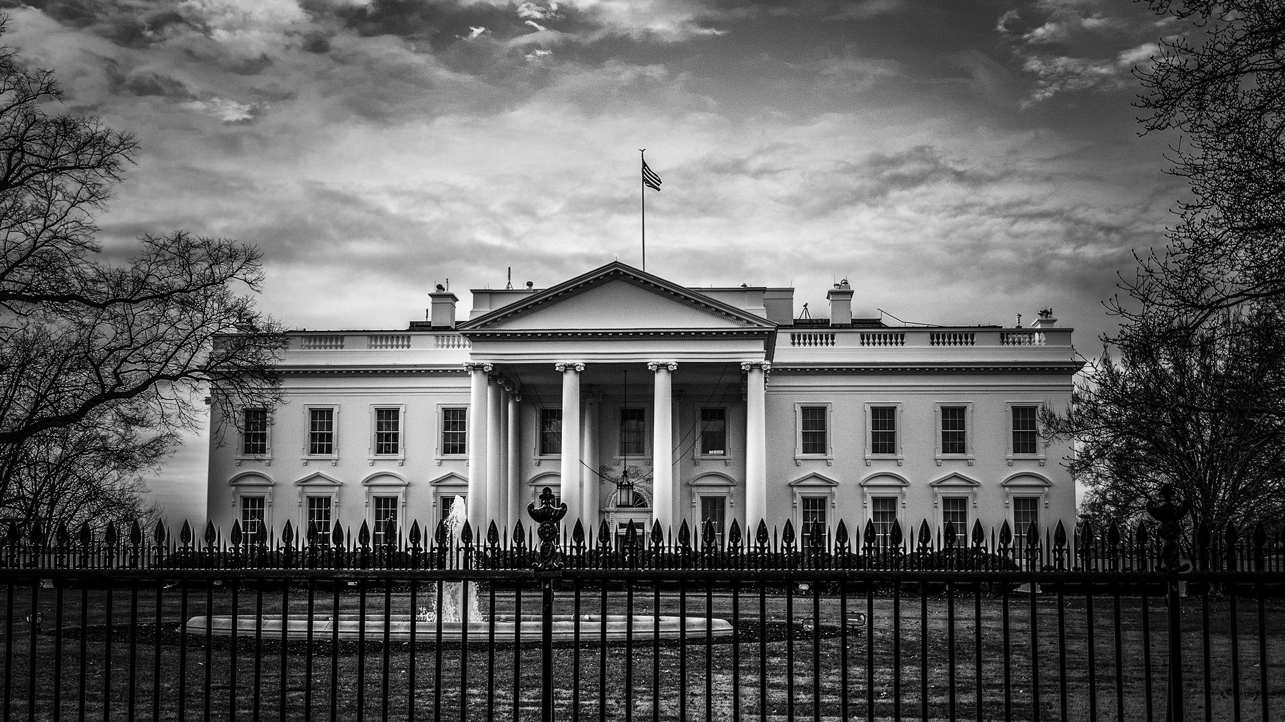 Black and white photo of the White House