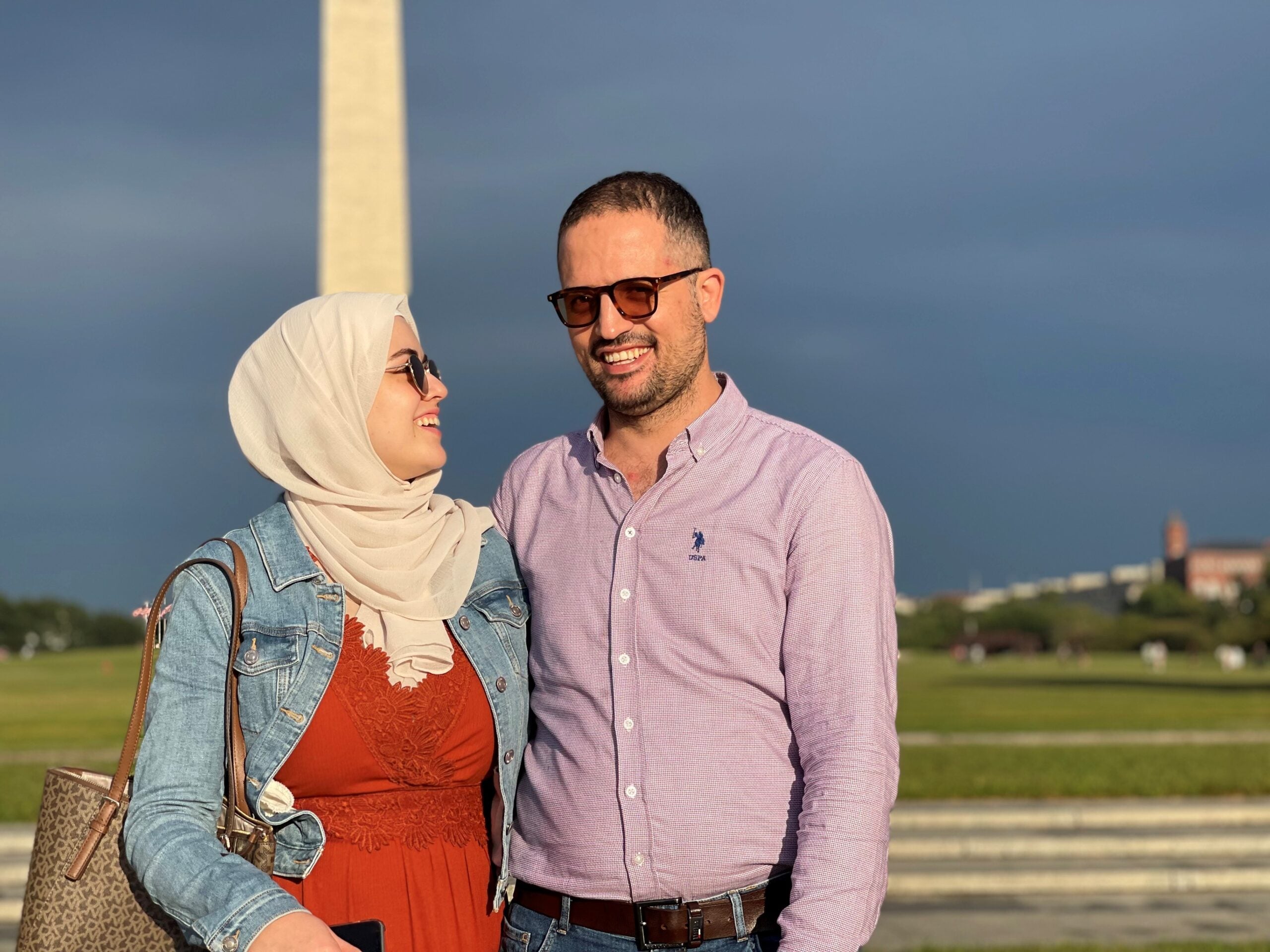 A couple poses in front of the Washington Monument