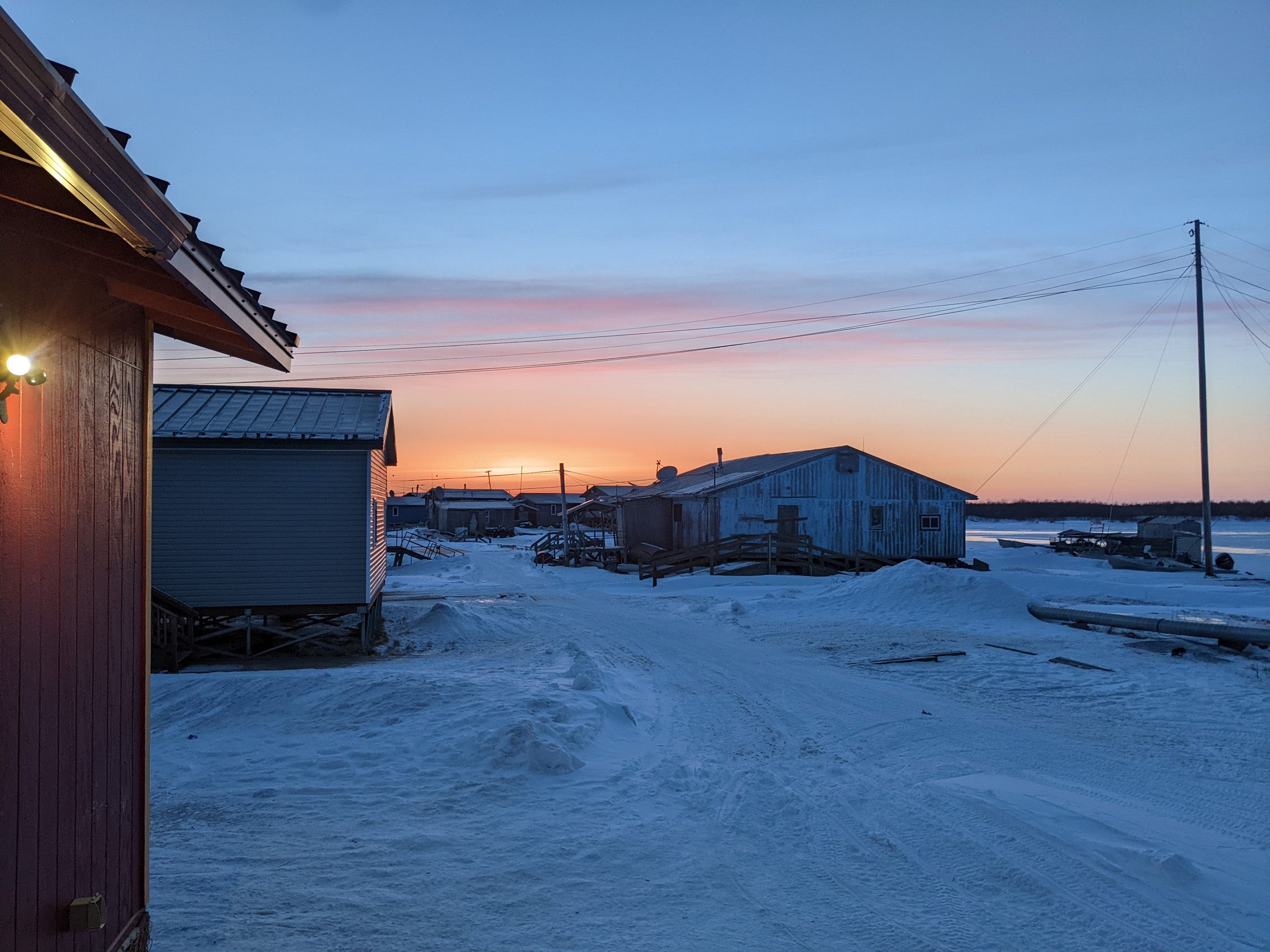 An evening scene in a place with only a few buildings in winter