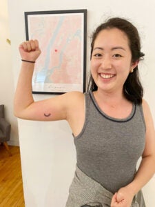 Nanami Hirata ’23 displays her Jessup tattoo.