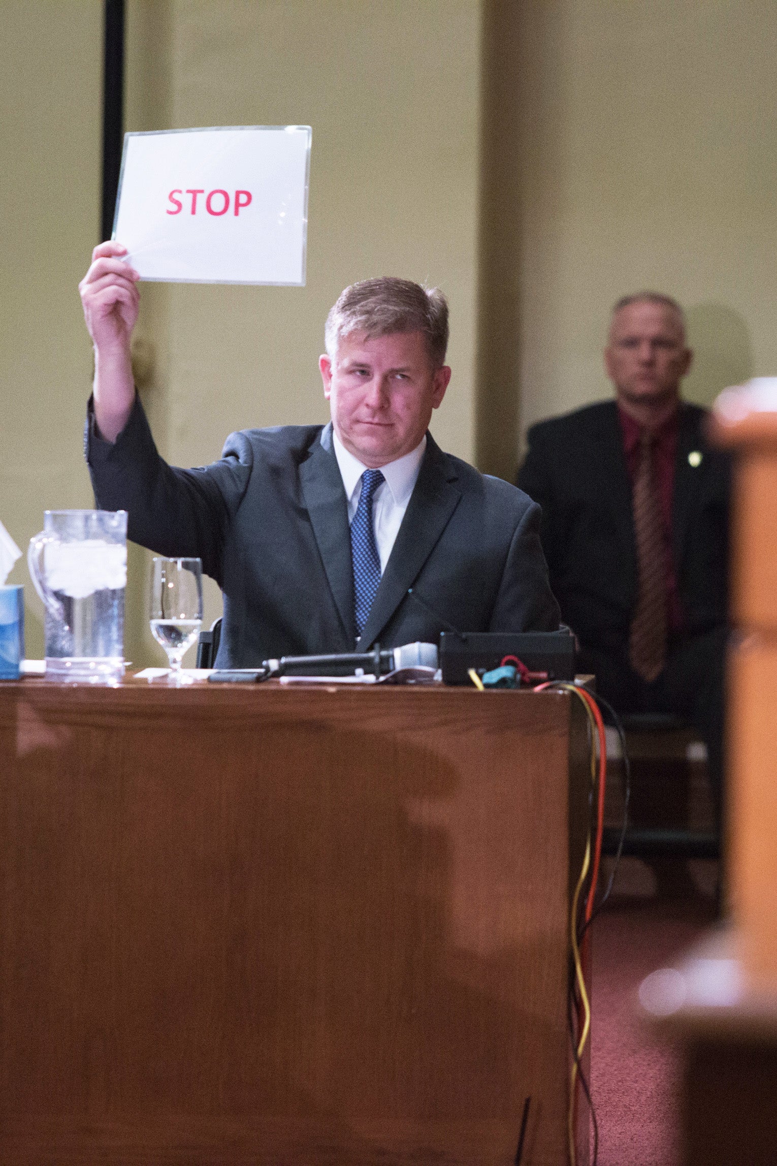 Man holding up 5 minute sign