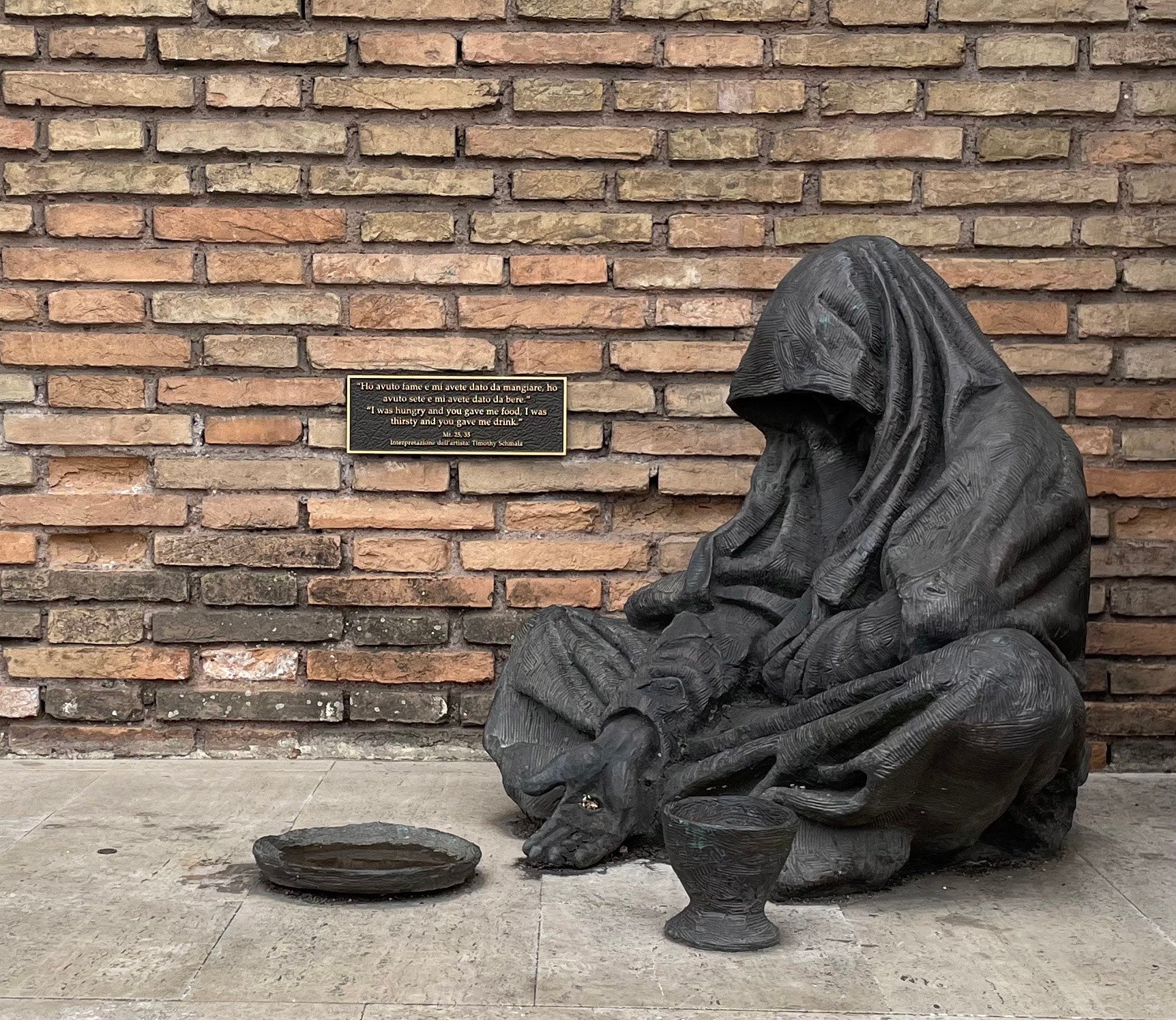 Sculpture outside L'Ospedale di Santo Spirito in Sassia.
