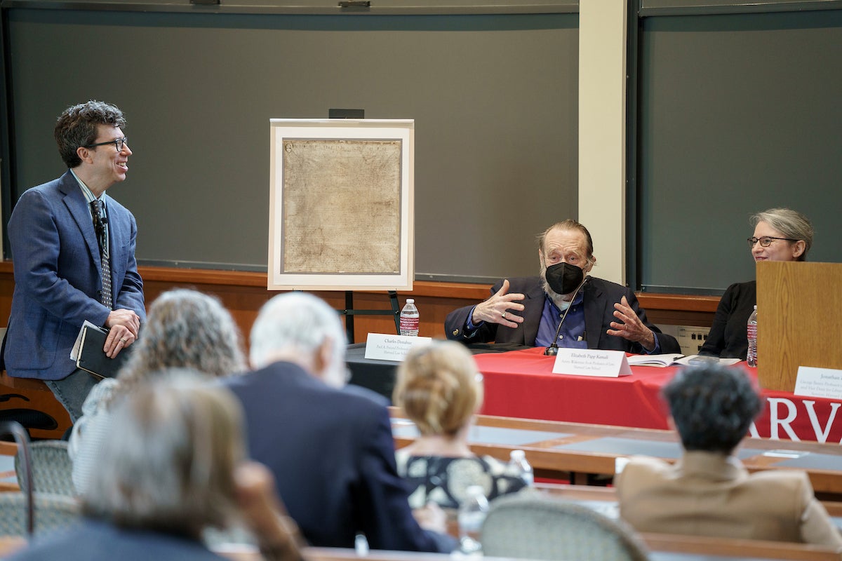 Jonathan Zittrain moderates a panel discussion.