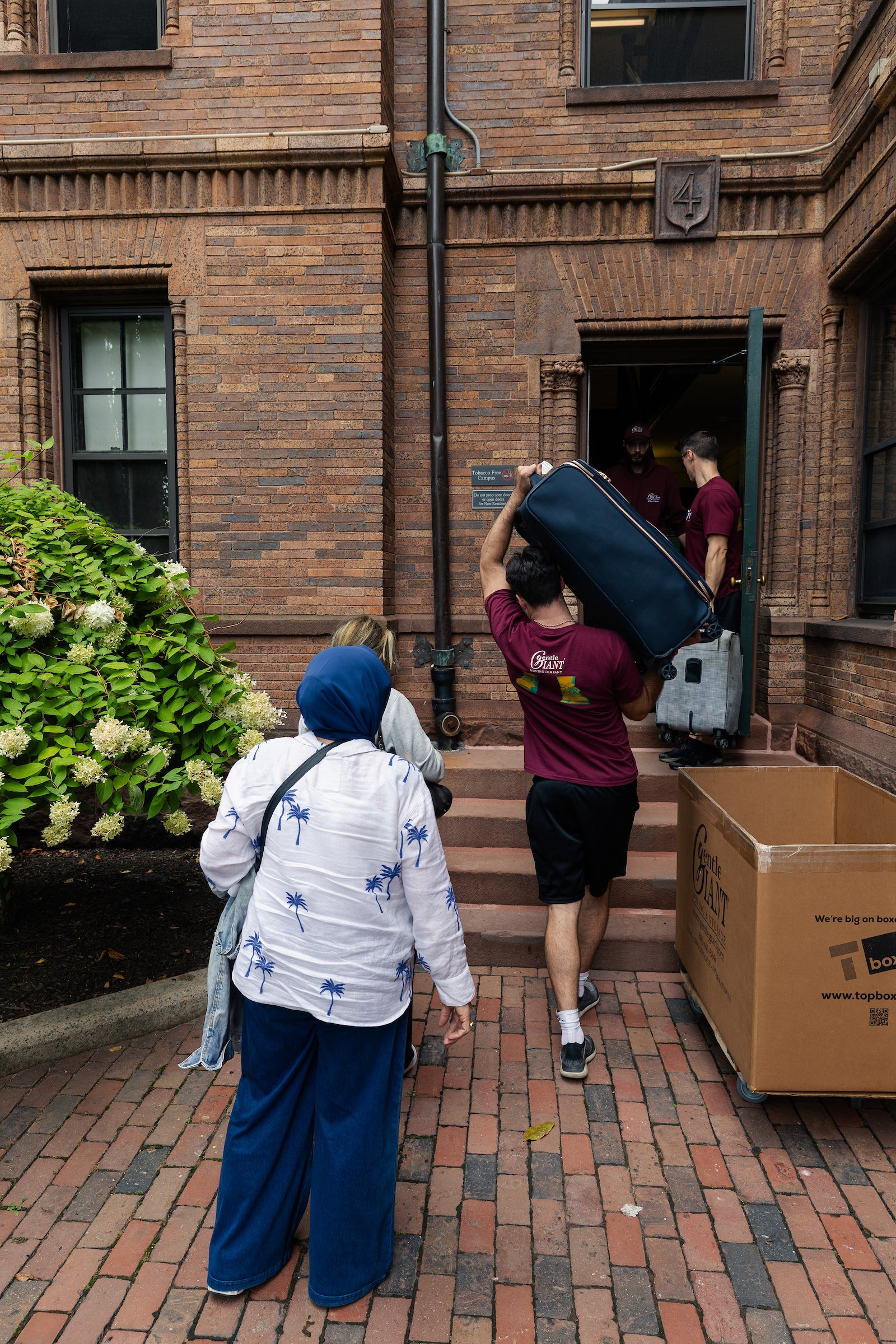 Students move into Hastings Hall.