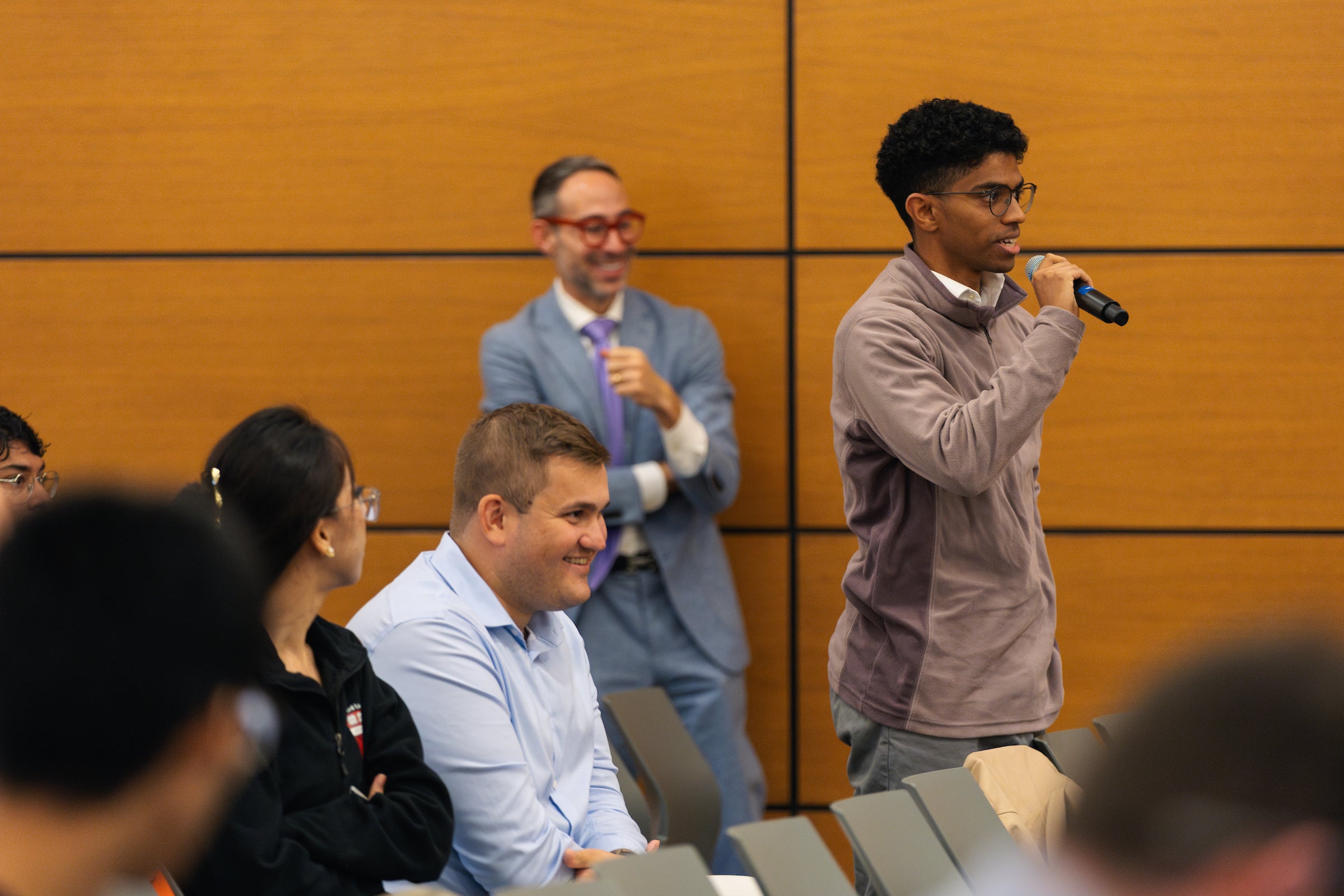 A students asks a question of the panel.