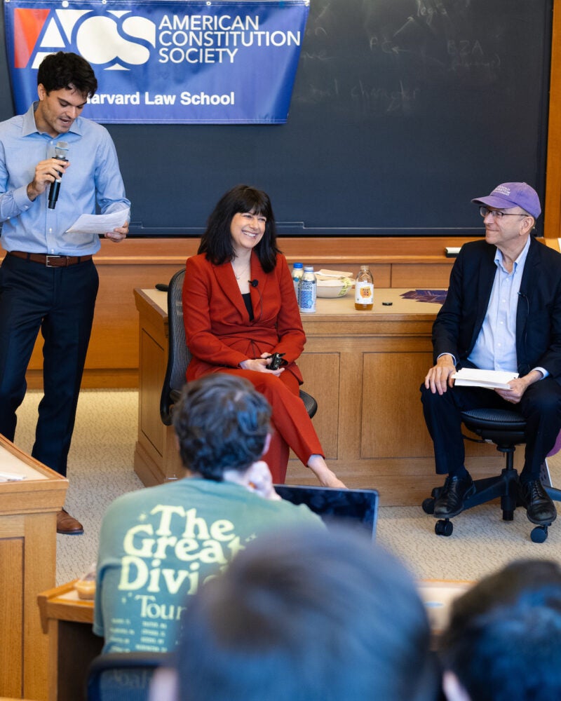 Elizabeth Prelogar and Richard Lazarus are introduced by a student.