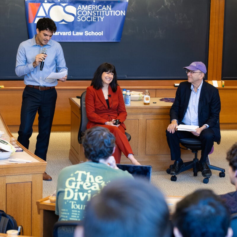 Elizabeth Prelogar and Richard Lazarus are introduced by a student.