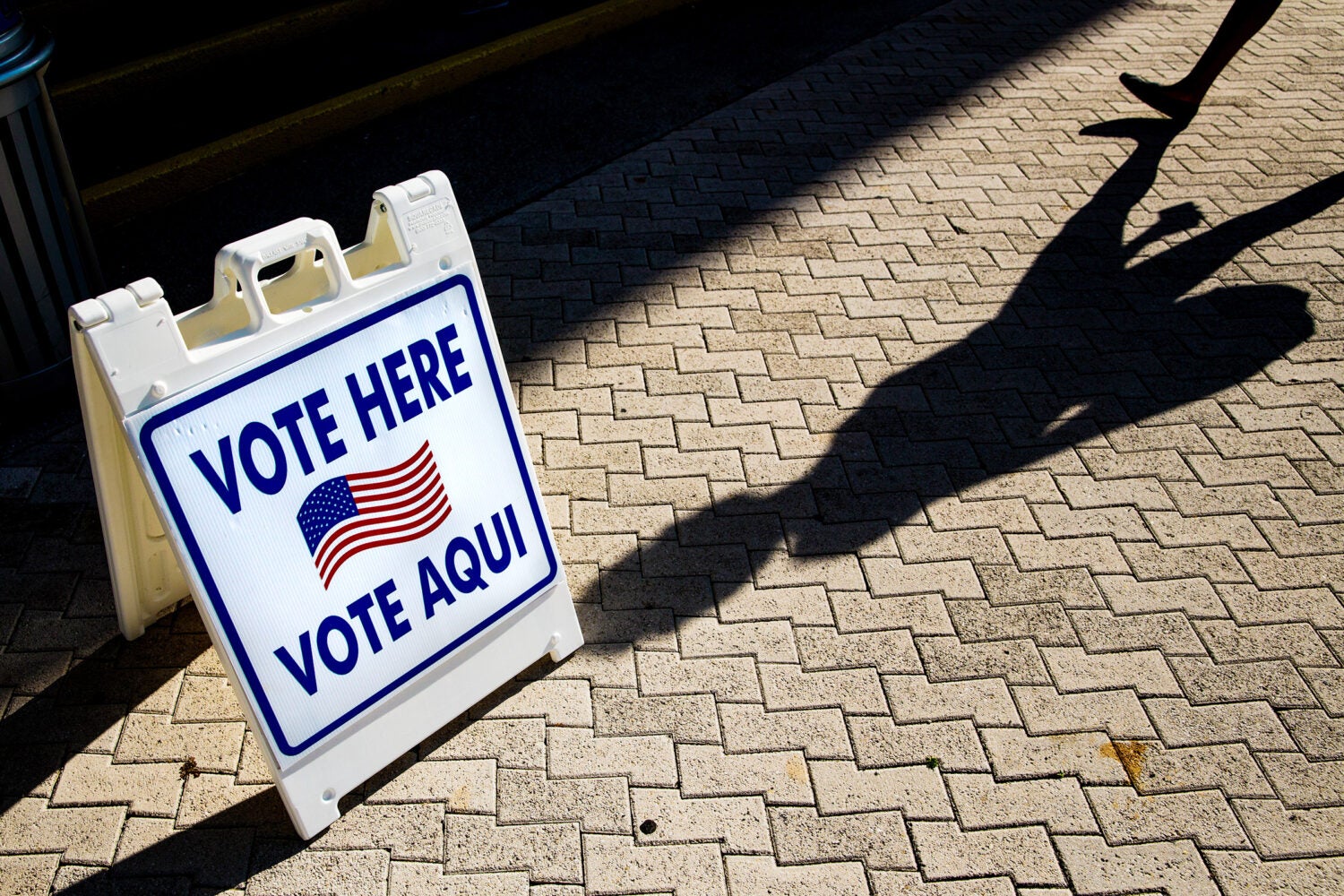 Vote Here sign in English and Spanish.